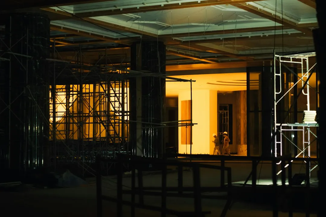 建筑加固技术解析:碳纤维加固与粘钢加固的适用场景差异正文配图 1